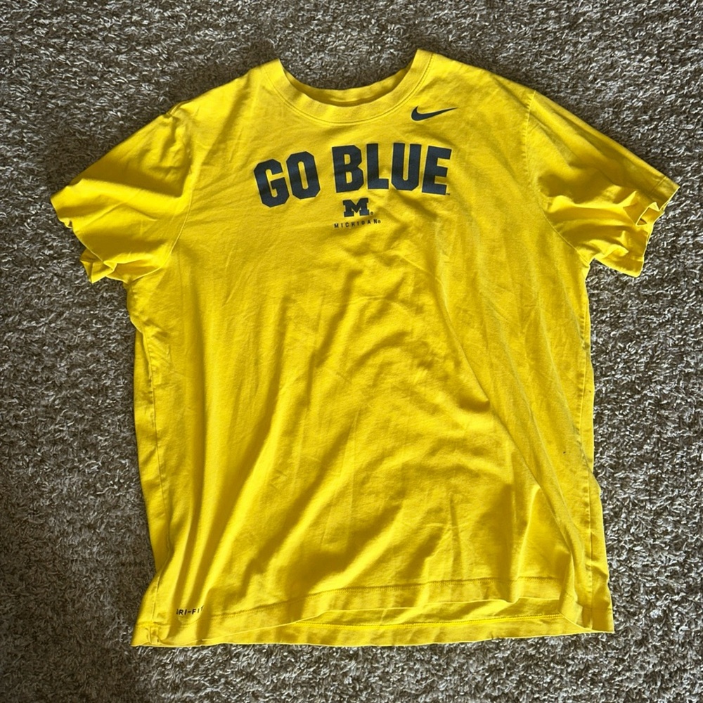 Nike Men's Yellow Graphic T-Shirt
